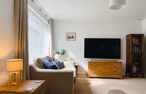 Tangmere Maison | Bright & Cosy ~ Jacuzzi ~ Log Burner ~ King Beds!