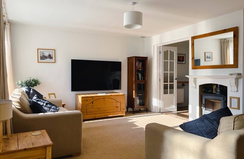 Tangmere Maison | Bright & Cosy ~ Jacuzzi ~ Log Burner ~ King Beds!