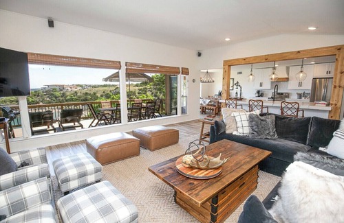 Lakeway Maison | Bright Cove Bungalow- Charming & Luxe Waterfront home located on Lake Travis