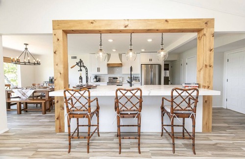 Lakeway Maison | Bright Cove Bungalow- Charming & Luxe Waterfront home located on Lake Travis