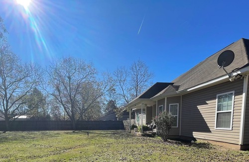 Kathleen Maison | Bright & cozy 3 bedroom home minutes from theme parks and many dining options.
