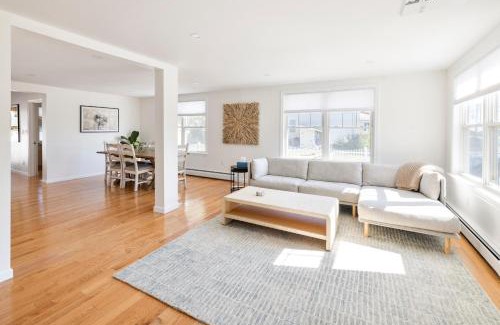 Scarborough Maison | Bright & Cozy 3BR Home by Pine Point Beach