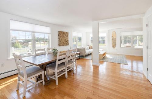 Scarborough Maison | Bright & Cozy 3BR Home by Pine Point Beach