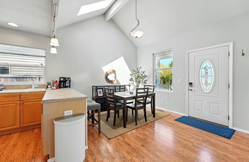 Alberta Maison | Bright & Cozy Alberta Cottage w Fast WiFi, AC 2blks to food & fun!