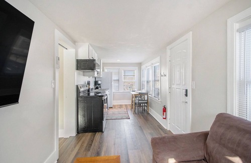 Kalamazoo Appartement | Bright & Cozy Retreat Private Entrance, Pets Welcome, Near Downtown Kalamazoo!