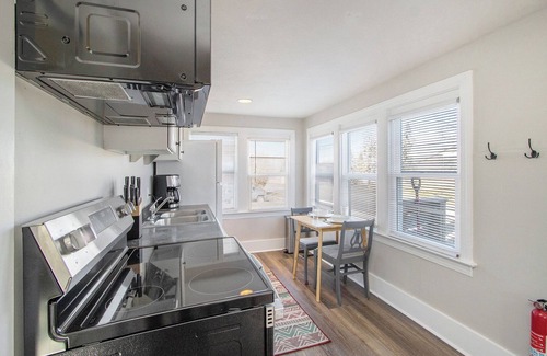 Kalamazoo Appartement | Bright & Cozy Retreat Private Entrance, Pets Welcome, Near Downtown Kalamazoo!