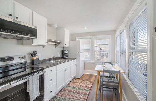 Kalamazoo Appartement | Bright & Cozy Retreat Private Entrance, Pets Welcome, Near Downtown Kalamazoo!