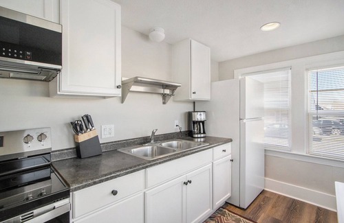 Kalamazoo Appartement | Bright & Cozy Retreat Private Entrance, Pets Welcome, Near Downtown Kalamazoo!