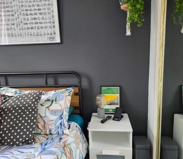 Leith Maison | Bright Double Room in Leith - Near Tram & Shore