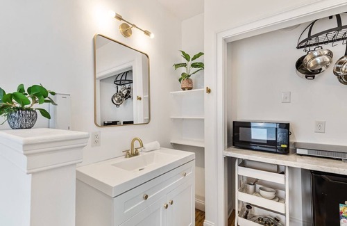 Westside Appartement | Bright Downtown Apartment, Walkable to Everything!