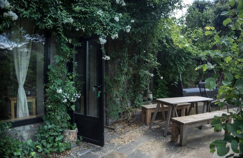 Torrelles de Llobregat Appartement | appartement en duplex lumineux, entouré par une forêt de pins, les animaux domestiques