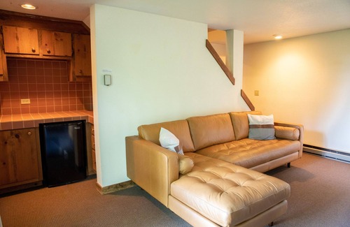 Plymouth Maison | Bright, Family-Friendly Lake View House Close to Okemo, Killington, Pico, Lakes