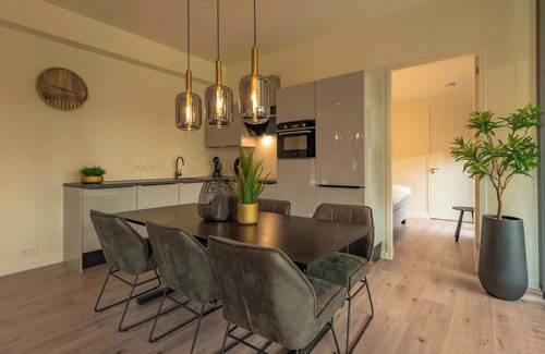 Maasbree Maison | Bright forest lodge with three private bathrooms and a large terrace – perfect for a stylish nature getaway with family or friends.