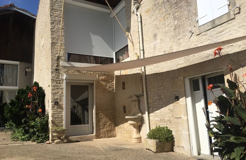 Saint-Hilaire-la-Palud Maison | Grange Rénovée Vaste et Lumineuse