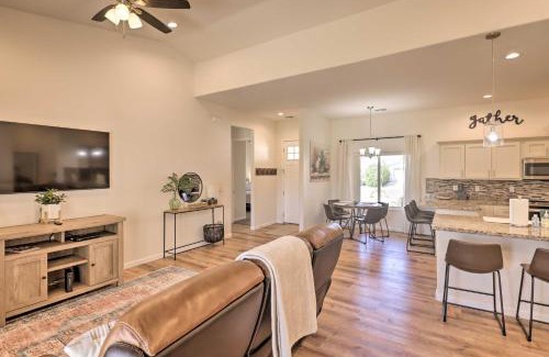 Fort Mohave Maison | Bright Home with Yard, 4 Mi to Colorado River!