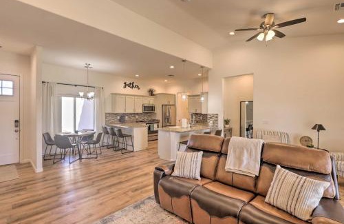 Fort Mohave Maison | Bright Home with Yard, 4 Mi to Colorado River!