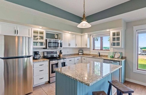 Nisswa Copropriété | Bright Lakefront Getaway, steps from sandy Gull Lake beach