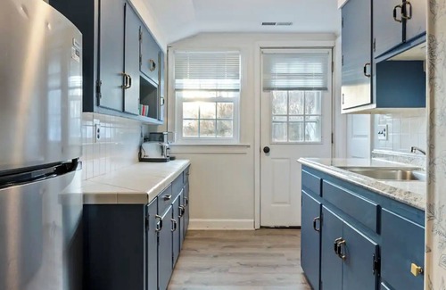 Swampscott Appartement | Bright living; Walk to everything