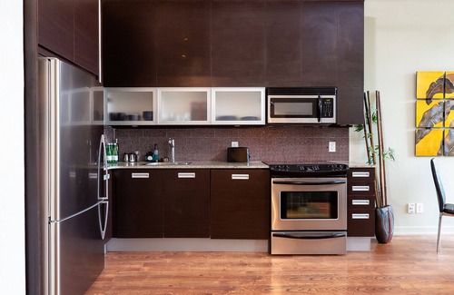 Midtown Toronto Copropriété | Bright loft one bedroom with den, steps to subway, Casa Loma and Yorkwille