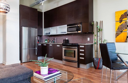 Midtown Toronto Copropriété | Bright loft one bedroom with den, steps to subway, Casa Loma and Yorkwille