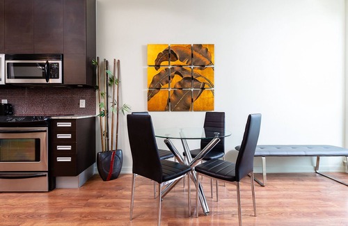 Midtown Toronto Copropriété | Bright loft one bedroom with den, steps to subway, Casa Loma and Yorkwille