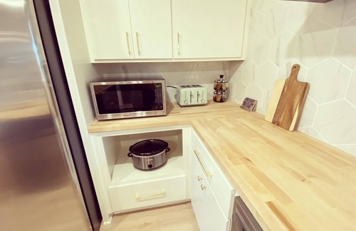 Conway Maison | Bright, Mid century Modern, 3 bedroom home next to Hendrix College