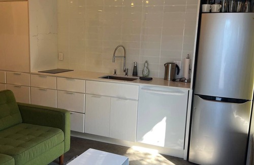 Piedmont Avenue Appartement | Bright Minimalist Studio Walkable to Piedmont Ave