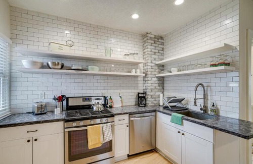 Elliot Park Appartement | Bright Minneapolis Apartment - 1 Mi to Downtown!