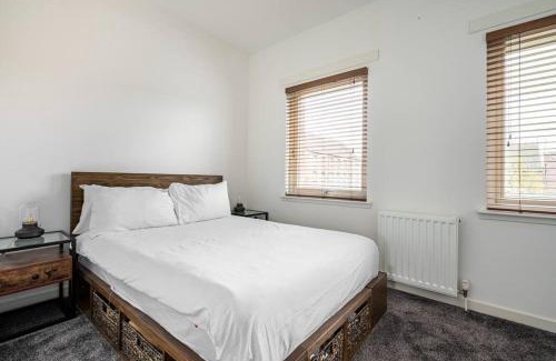 Muirhouse Appartement | Bright, modern 2 bedroom house with free parking!
