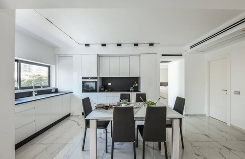 Tel Aviv Appartement | Bright & Modern 2BR Apt w Terrace 5-min from Beach by Sea N' Rent