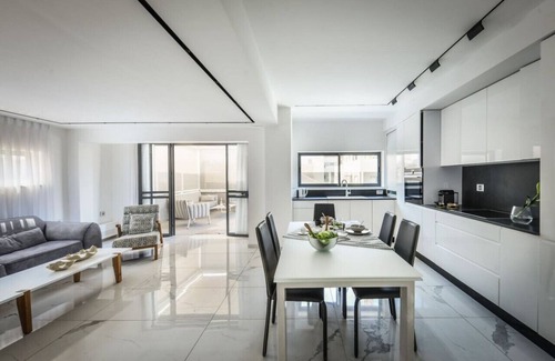Tel Aviv Appartement | Bright & Modern 2BR Apt w Terrace 5-min from Beach by Sea N' Rent