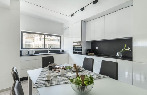 Tel Aviv Appartement | Bright & Modern 2BR Apt w Terrace 5-min from Beach by Sea N' Rent