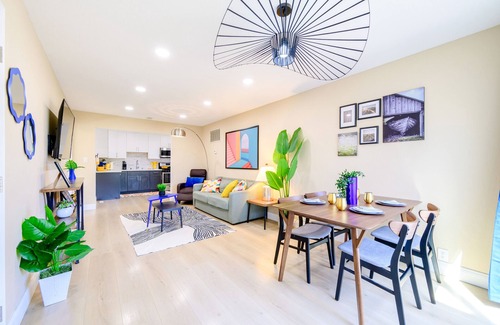 Davis Tract Maison | Bright & Modern 2BR Retreat– Stylish & Central
