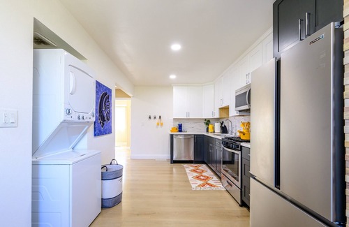 Davis Tract Maison | Bright & Modern 2BR Retreat– Stylish & Central
