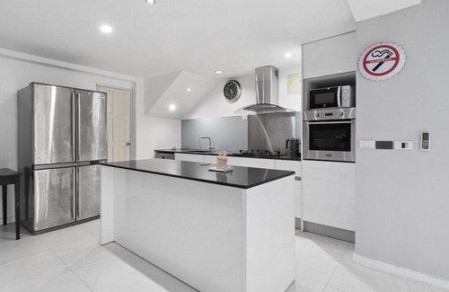 Kathu Maison | Villa moderne et lumineuse avec 5 chambres, piscine privée, pour 14 personnes. À 10 min de la plage de Patong