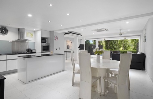Kathu Maison | Villa moderne et lumineuse avec 5 chambres, piscine privée, pour 14 personnes. À 10 min de la plage de Patong