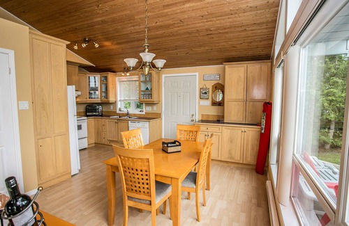 Bluewater Cottage | Cottage moderne et lumineux à aire ouverte - 5 minutes de Bayfield