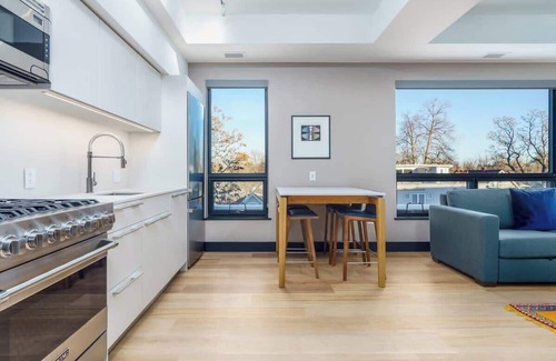 Berkeley Hôtel | Walk to Restaurants/Shops & More from Modern Flat!