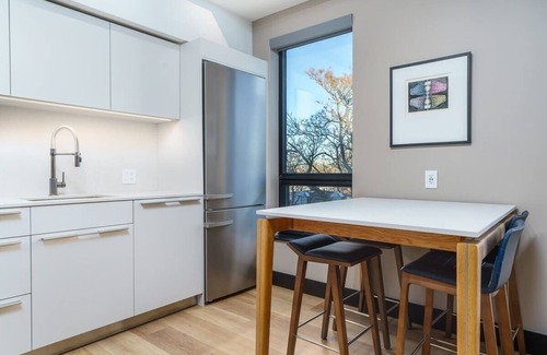Berkeley Hôtel | Walk to Restaurants/Shops & More from Modern Flat!