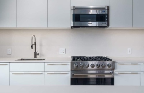 Berkeley Hôtel | Walk to Restaurants/Shops & More from Modern Flat!