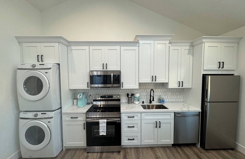 Pleasant Hill Cottage | Bright & Modern Gem: Central Location ~ New Entire 2BD/1BA Guesthouse