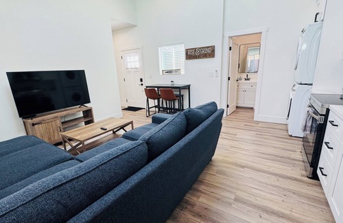 Pleasant Hill Cottage | Bright & Modern Gem: Central Location ~ New Entire 2BD/1BA Guesthouse