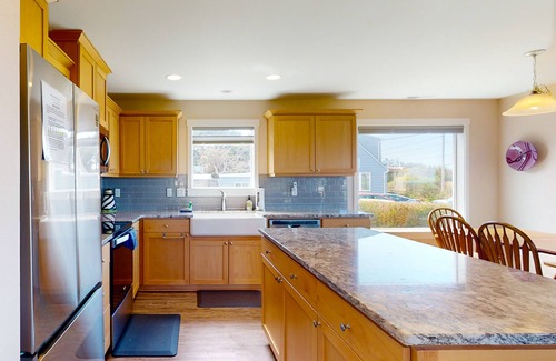 Waldport Maison | Bright, modern home with great ocean views & deck - walk to the beach
