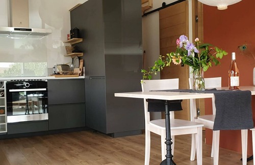 Assignan Maison | Bright, modern loft Comfortable Vacation Home