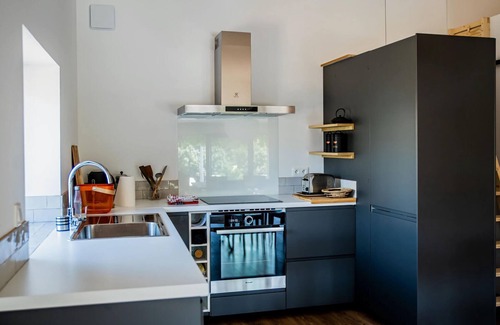 Assignan Maison | Bright, modern loft Comfortable Vacation Home