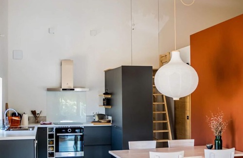 Assignan Maison | Bright, modern loft Comfortable Vacation Home
