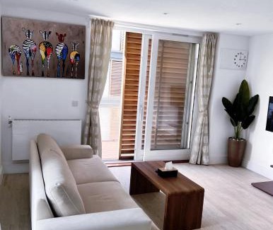 Highams Park Appartement | Bright Modern London 2-Bed Apartment with 2-Bath & Balcony View