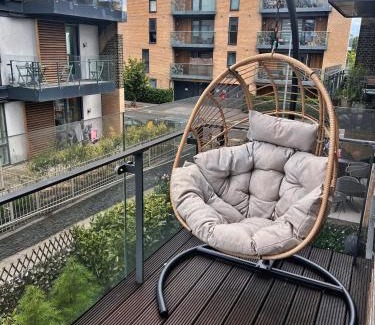 Highams Park Appartement | Bright Modern London 2-Bed Apartment with 2-Bath & Balcony View