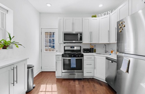 Whitman Maison | Bright & Modern: Minutes to Stadium/ Passyunk/ Airport