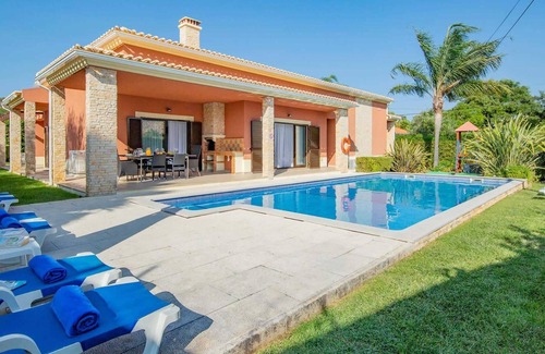 Messines de Baixo Villa | Bright modern villa with large pool